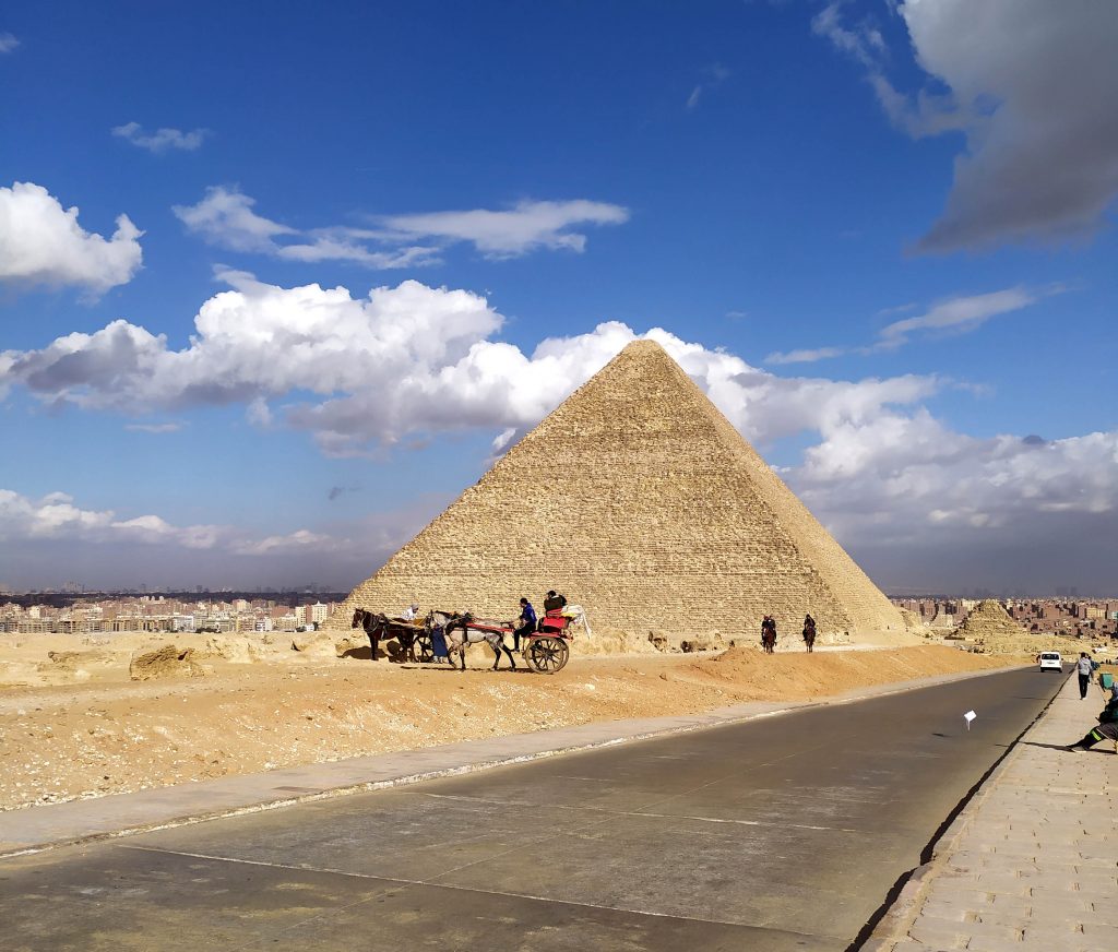 vue d'une pyramide d'egypte