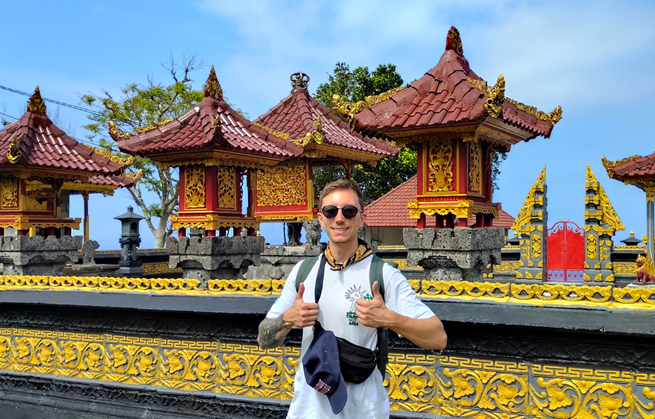 Morvan pose devant un temple à Bali