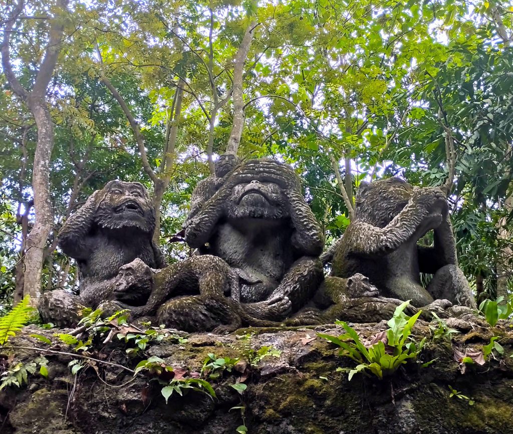 Statue de singe à l'entrée de monkey forest à Ubud